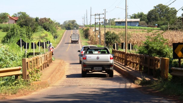 A foto mostra carros passando pela ponte sobre o Arroio Saraquá, na ERS-413, entre Lajeado e Santa Clara do Sul.
