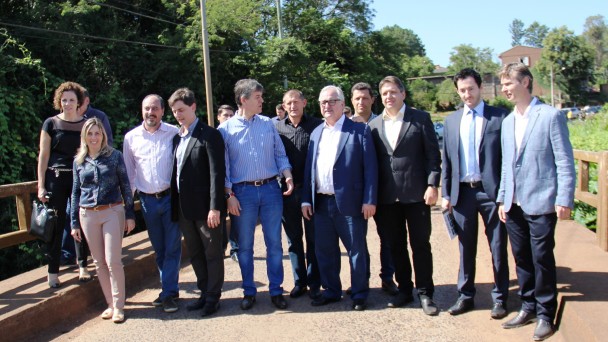 Na foto, várias autoridades políticas estão reunidas na ponte sobre o Arroio Saraquá, na ERS-413. Entre elas, o secretário dos Transportes, Pedro Westphalen, e o diretor de Infraestrutura Rodoviária do Daer, Luciano Faustino.