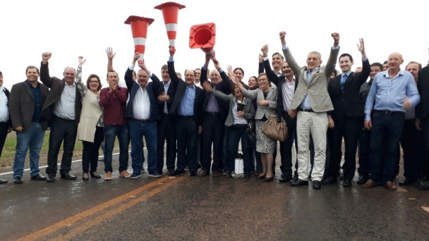 Na foto, autoridades levantam os cones de sinalização na RSC-163, em ato simbólico de inauguração da rodovia. Entre os presentes, está o governador José Ivo Sartori, o secretário Pedro Westphalen e o diretor Luciano Faustino, do Daer.