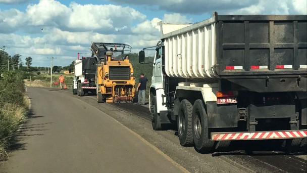 Na foto, um caminhão e máquinas trabalham em obras de recapeamento na ERS-507, em Alegrete.
