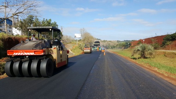 A foto mostra uma frente de obras realizando o recapeamento da ERS-342, em Catuípe. Uma nova camada de asfalto é implantada, com a ação de rolo compressores e operários no trecho.