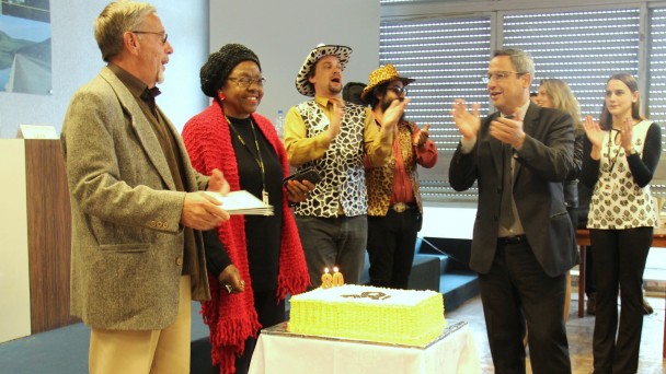 Na foto, o diretor-geral do Daer, Rogério Uberti, e servidores do Daer cantam o "parabéns a você", em frente ao bolo alusivo aos 80 anos.