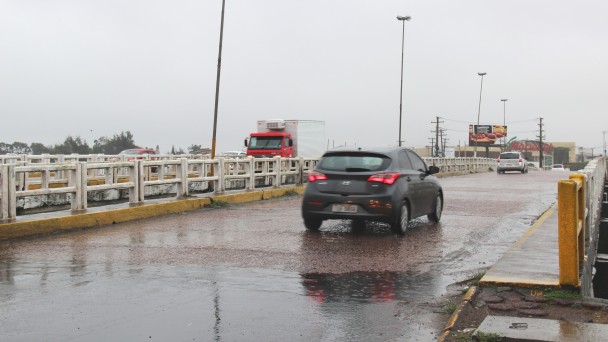 A foto mostra veículos passando pela ponte Giuseppe Garibaldi, entre Tramandaí e Imbé