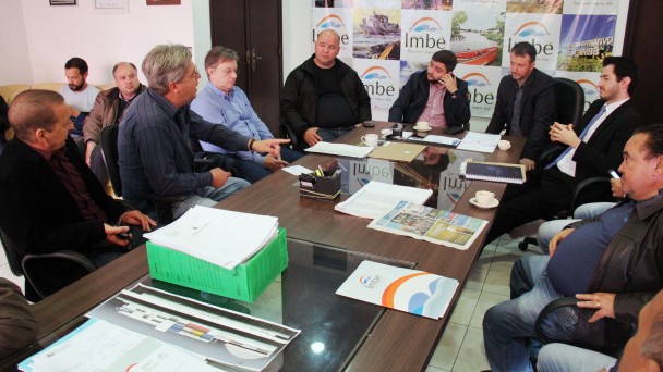 A foto mostra políticos e representantes do Daer em reunião no gabinete da prefeitura de Imbé