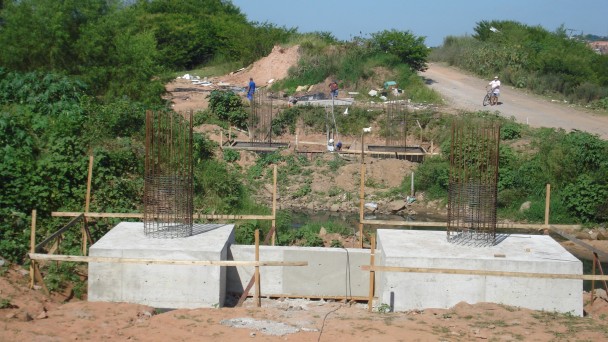 A foto mostra a obra da ponte na Avenida dos Municípios, no Vale dos Sinos. Na imagem, aparecem os dois blocos de fundação, já concretados, no lado de Campo Bom.