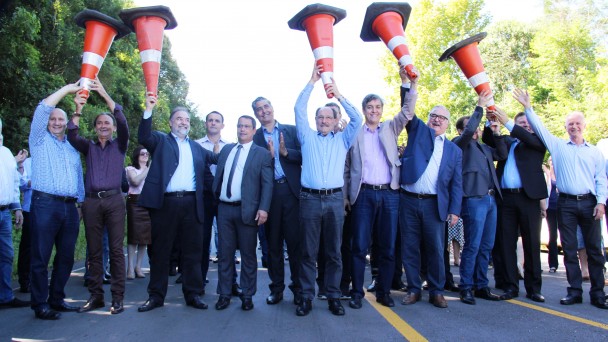 A foto mostra o governador José Ivo Sartori e demais lideranças políticas levantando os cones, em ato simbólico de inauguração das obras de restauro da rodovia ERS-431, na Serra.