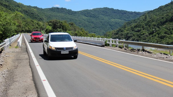 A foto mostra a ponte sobre o Rio das Antas, em Monte Belo do Sul, com tráfego de veículos no local.
