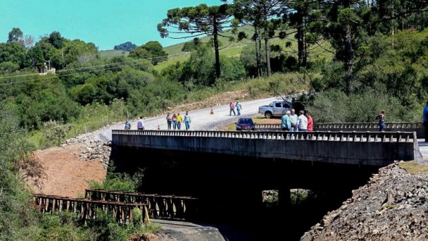 A foto mostra a nova ponte sobre o Arroio Taipa, entre Soledade e Arvorezinha, que está em obras. Há pessoas circulando sobre a estrutura.
