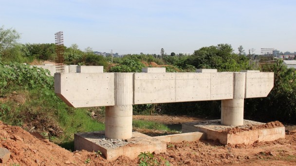 A foto mostra a construção de uma ponte sobre o Arroio Pampa. Ela mostra uma estrutura de concreto que está sendo levantada. A ponte ainda está sem o tabuleiro.