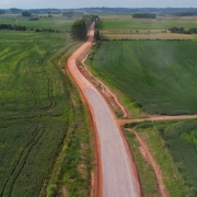 A foto panorâmica mostra a rodovia de acesso a Amaral Ferrador, que está começando a ser pavimentada.