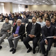 A foto mostra os diretores do Daer na primeira fila das cadeiras de um auditório. Ao fundo, público praticamente lota os demais lugares.