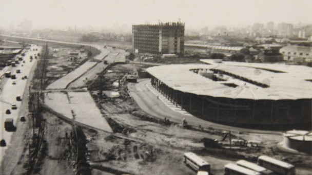 Foto em preto e branco, da Rodoviária de Porto Alegre