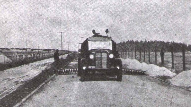 Foto antiga em preto e branco, de 1941, mostrando a pavimentação asfáltica da rodovia Rio Grande-Cassino      