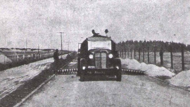 Foto antiga em preto e branco, de 1941, mostrando a pavimentação asfáltica da rodovia Rio Grande-Cassino