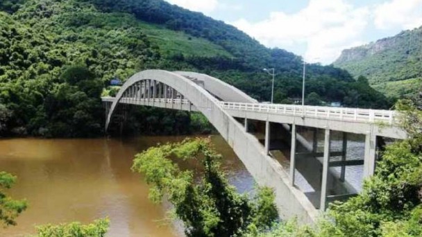 Foto da Ponte dos Arcos, sobre o rio das Antas, na divisa entre Bento Gonçalves e Veranópolis.