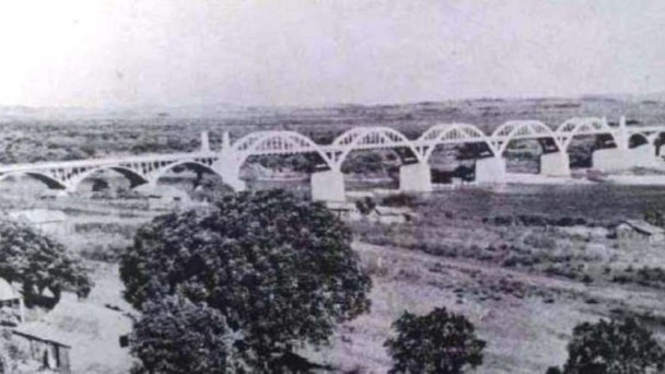 Foto em preto e branco, de 1947, mostrado a ponte General Osório, sobre o rio Ibicuí, em Manoel Vianna.