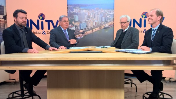 Na foto, os diretores Ricardo Nuñez e Lauro Hagemann estão na bancada do estúdio da UniTV, junto do apresentador Carlos Alberto Carvalho e do engenheiro e professor João Fortini Albano.