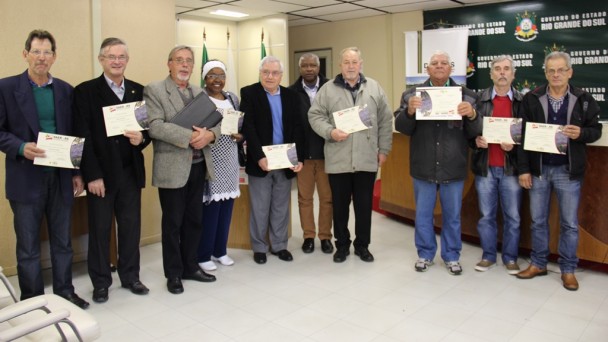 Na foto, servidores com mais de 45 anos de trabalho no Daer posam para a câmera segurando os certificados de homenagem recebidos na cerimônia dos 79 anos da autarquia