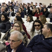 A foto mostra o público sentado nas cadeiras do auditório do Centro Administrativo do Estado, durante cerimônia do aniversário de 79 anos do Daer