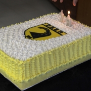 A foto mostra o bolo de aniversário do Daer, com o brasão da autarquia na cobertura e duas velas, formando o número 79.