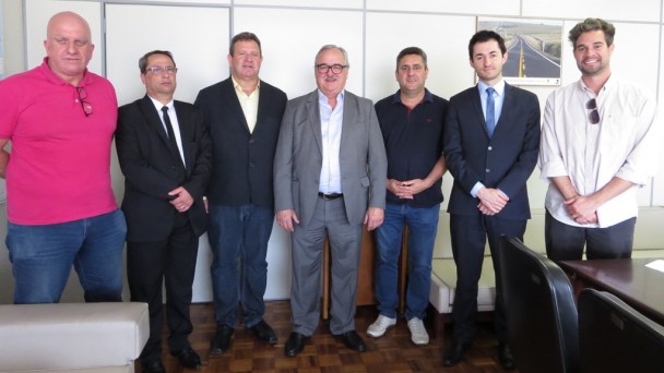 A foto mostra dirigentes do Daer e representantes da prefeitura de Taquari em pose para foto após reunião sobre convênio da estrada TQ-150, em Taquari.