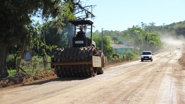 A foto mostra um rolo compactador nas obras da ERS-713, em Sertão Santana