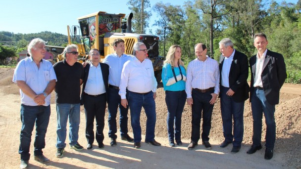 Na foto, o governador José Ivo Sartori, o secretário dos Transportes, Pedro Westphalen, e o diretor-geral do Daer, Rogério Uberti, posam em frente a uma máquina na ERS-713
