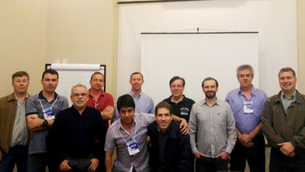 Na foto, engenheiros do Daer posam em uma sala de aula, junto ao palestrante do curso sobre reciclagem de pavimentos, Rafael Cifali