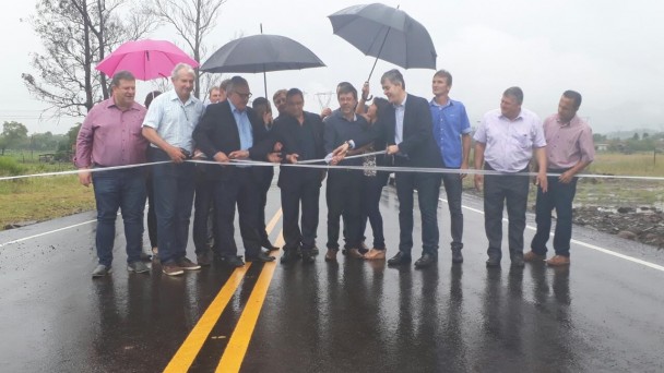 Autoridades fazem ato simbólico de inauguração, cortando a faixa