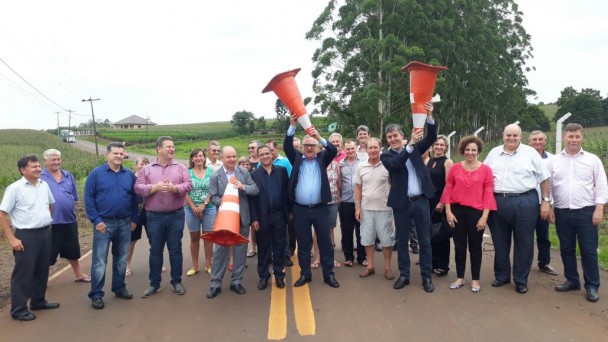 Autoridades erguem cones das obras em comemoração à inauguração
