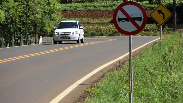 Carro em curva de via pavimentada