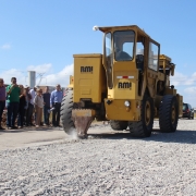 Máquina usa alta frequência para fragmentar a camada de concreto, que será reutilizada para compor a base da rodovia