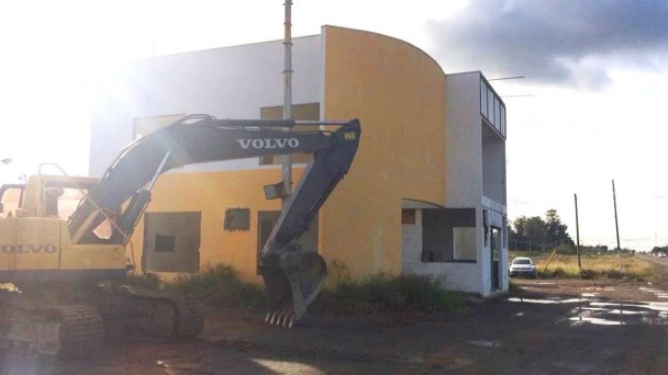 Na foto, uma retroescavadeira aparece em frente ao posto desativado do Comando Rodoviário da Brigada Militar na ERS-118.