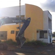 Desocupado desde novembro de 2016, prédio está sendo demolido pela empresa Retroplan