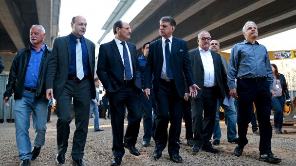 Na foto, o governador José Ivo Sartori passa por baixo de um viaduto em obras na ERS-118, acompanhado de autoridades políticas
