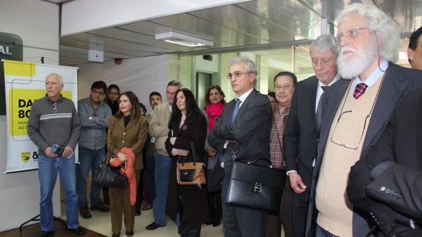 A foto mostra ex-diretores, servidores e autoridades assistindo à cerimônia de reinauguração da Galeria de Diretores-Gerais do Daer