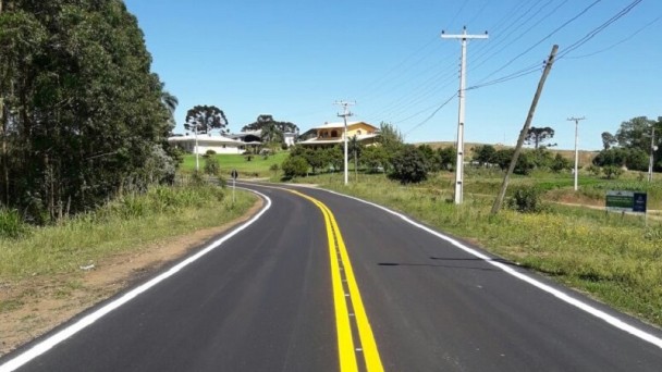 A foto mostra o acesso ao município de São Valentim do Sul, na ERS-431, após receber obras do Daer. O trecho está com nova capa de asfalto e sinalização de pista com a pintura das faixas central e laterais revitalizada.