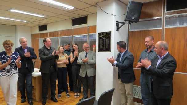 Presidente do Conselho, Lauro Hagemann, e demais conselheiros aplaudem após descerramento de placa alusiva à 3500ª Sessão do Conselho de Tráfego do Daer.