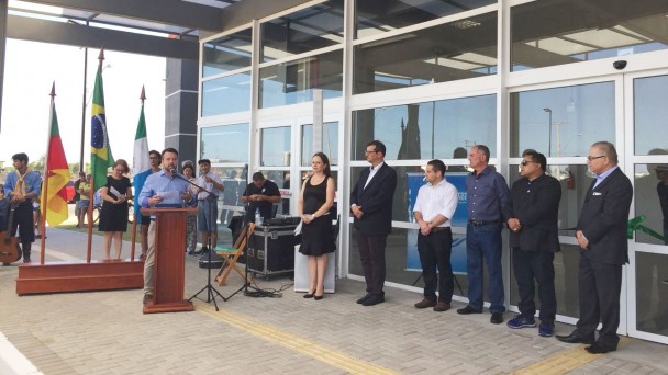 A foto mostra a solenidade de inauguração da rodoviária de Rio Grande. Na imagem, o diretor de Transportes Rodoviários do Daer, Lauro Hagemann, discursa no púlpito, enquanto autoridades observam.