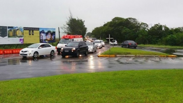 A foto mostra o fluxo de veículos na rótula da Estrada do Mar com a ERS-407, em Xangri-lá, no Litoral Norte do Rio Grande do Sul. A imagem foi registrada durante a implantação de um desvio adotado no local.