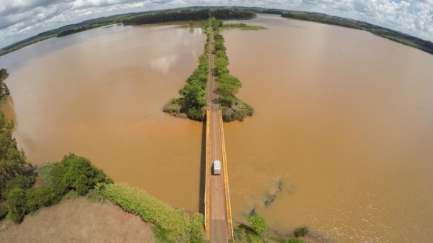 A imagem área mostra o trecho da rodovia VRS-824 que atravessa o lago da barragem do Passo Real, em Quinze de Novembro, no Noroeste do estado.