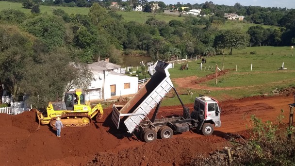 Máquinas trabalham no acesso a norte à Cruz Alta