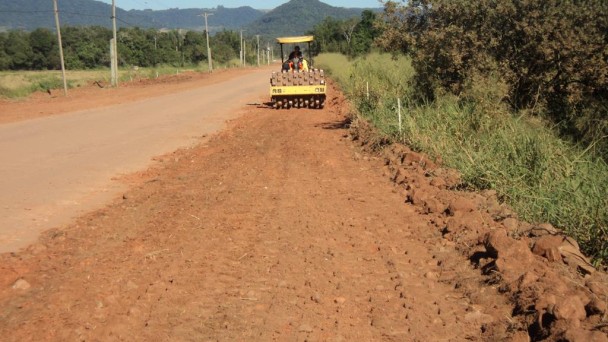 Máquinas realizam serviço de terraplanagem na ERS-348, no acesso a Faxinal do Soturno