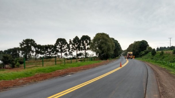 A foto mostra a rodovia ERS-324. A pista está sinalizada e ao fundo uma máquina do Daer trabalhando.