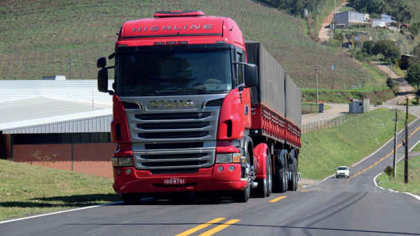 imagem jpg de um caminhão vermelho em uma rodovia do Daer