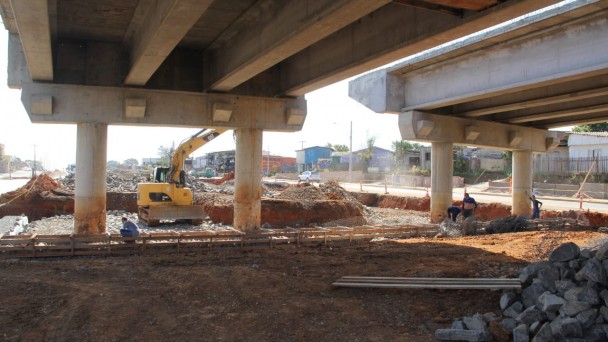 A foto mostra a construção do viaduto Theodomiro. Ao fundo, está uma retroescavadeira,