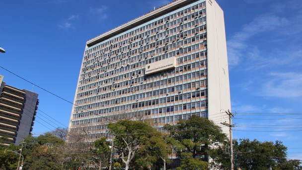 A foto mostra a fachada do prédio do DAER. 