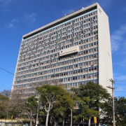 A foto mostra a fachada do prédio do DAER. 