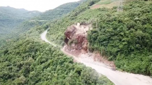 Rochas que ameaçavam cair foram detonadas com explosivos na ERS-122