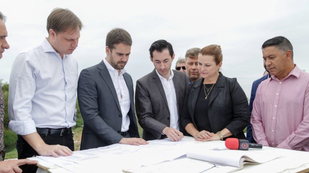 Governador do Estado, Eduardo Leite, e diretor-geral do Daer, Luciano Faustino, visualizam projeto da ponte sobre o Arroio Pampa, entre Novo Hamburgo e Campo Bom, durante vistoria na manhã de 22 de janeiro.